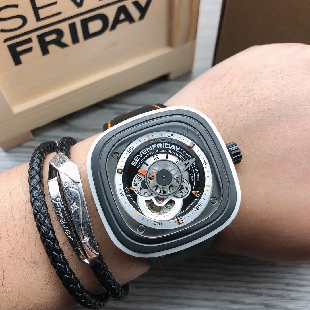 【Authentic Tmall】💰1640! SEVENFIRDAY🎮 Watch model: P6/03 SEVENFRIDAY P series watch - nicknamed Bully - has a stainless steel metal case treated with condensed gray vacuum coating and a white rubber self-adjusting strap ring (with snow grooming machine pattern). 🎮The P6/03 watch has a condensed gray and bright white interface, composed of five layers, with a 5N orange glare effect. For all SEVENFRIDAY P series watches, the movement of the Bully brand watch is Miyota 82S7, with an open balance wheel, which can provide 80 hours of kinetic energy reserve. 🎮
